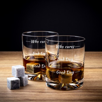 Carcasa cu 2 pahare elegante de whisky inscriptionate cu mesaj si loc pentru sticla