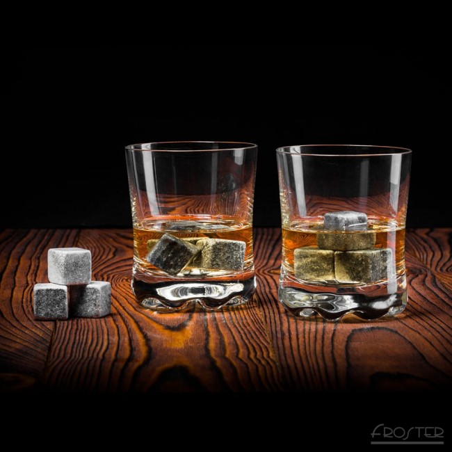 Set pentru whisky cu 2 pahare si cuburi din steatit intr-o carcasa pentru iubitorii de whisky
