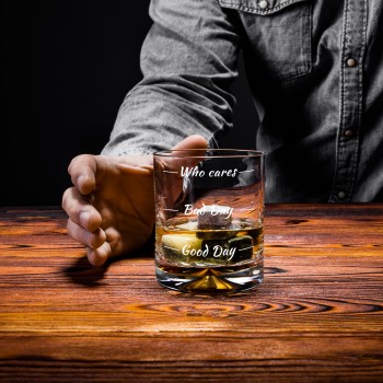 Set pentru whisky cu 2 pahare inscriptionate cu mesaj si cuburi din steatit intr-o carcasa pentru iubitorii de whisky