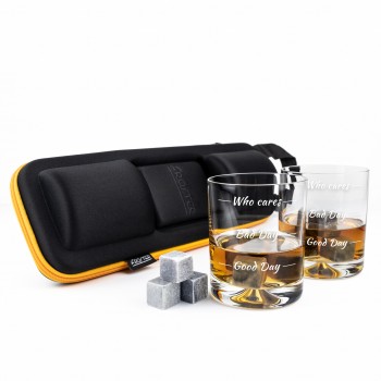 Set pentru whisky cu 2 pahare inscriptionate cu mesaj si cuburi din steatit intr-o carcasa pentru iubitorii de whisky