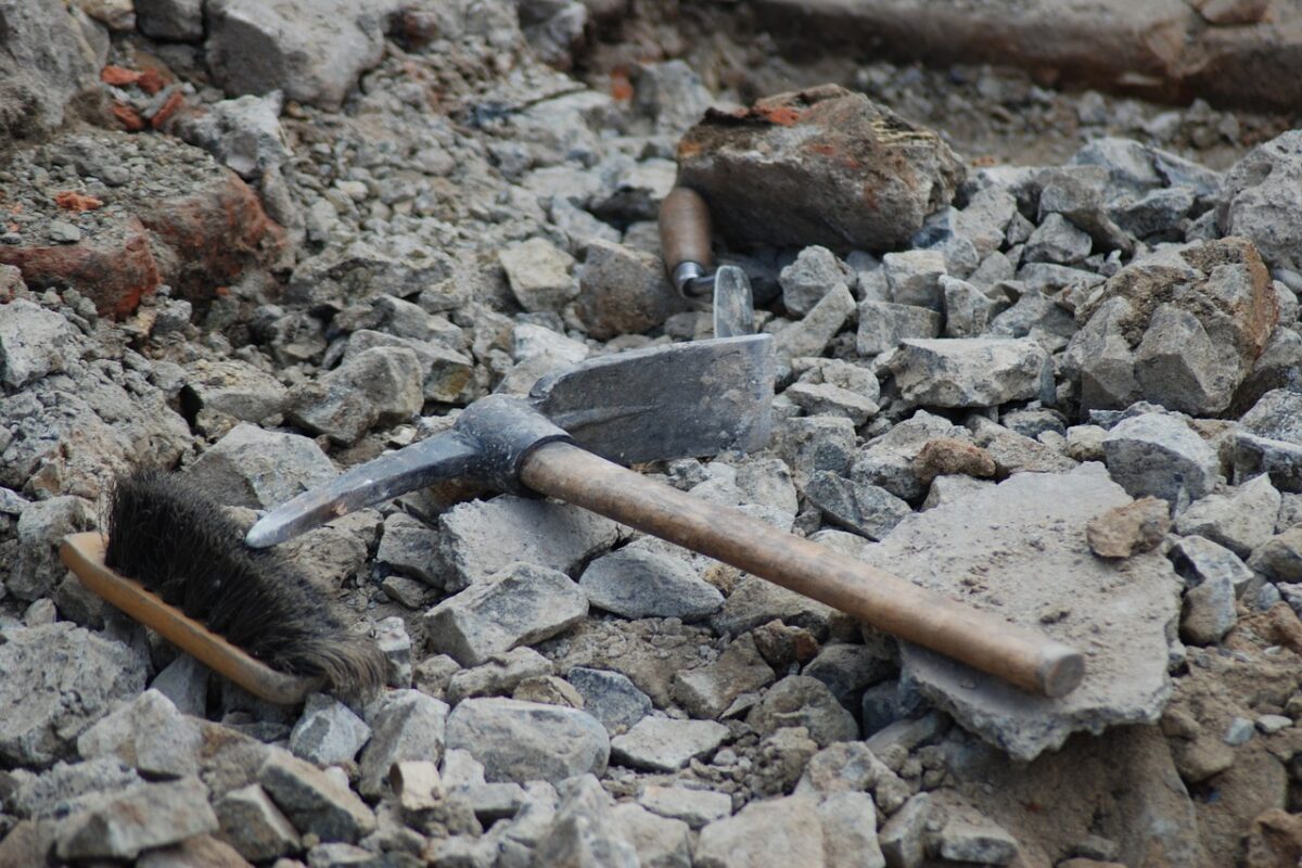 Ni unos excursionistas salen a la montaña y encuentran dos latas del año 1808: se trata de un tesoro valorado en más de 300.000 euros