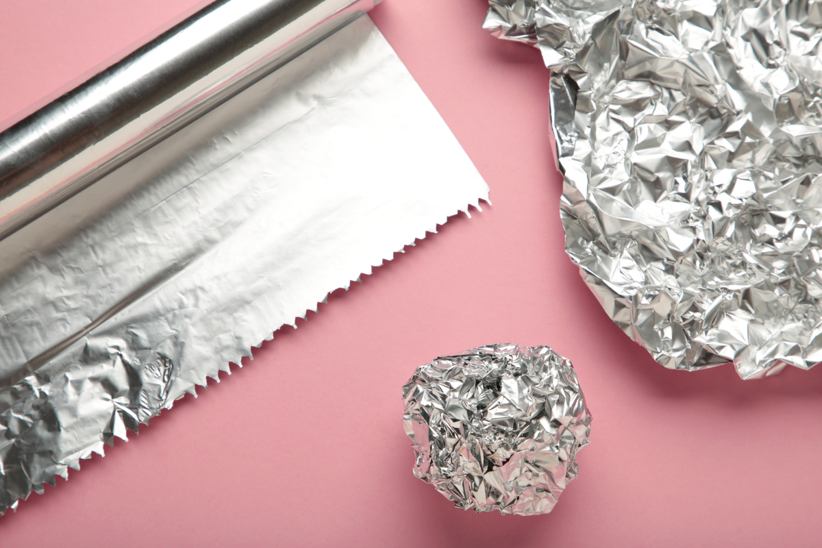 De ce este truculul definitiv să pui bile de folie de aluminiu în congelator?
