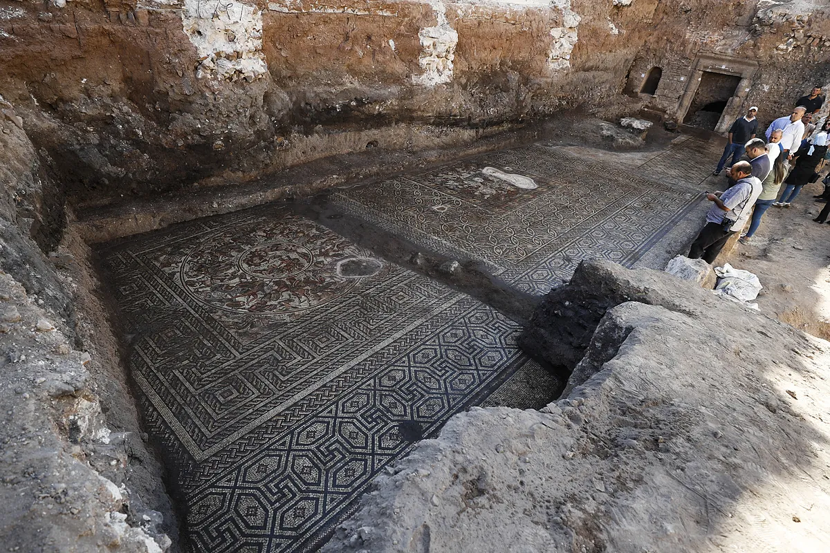 Arheologii nu-și dau crezare: în Franța au descoperit un mozaic roman intact, „demn de un muzeu”