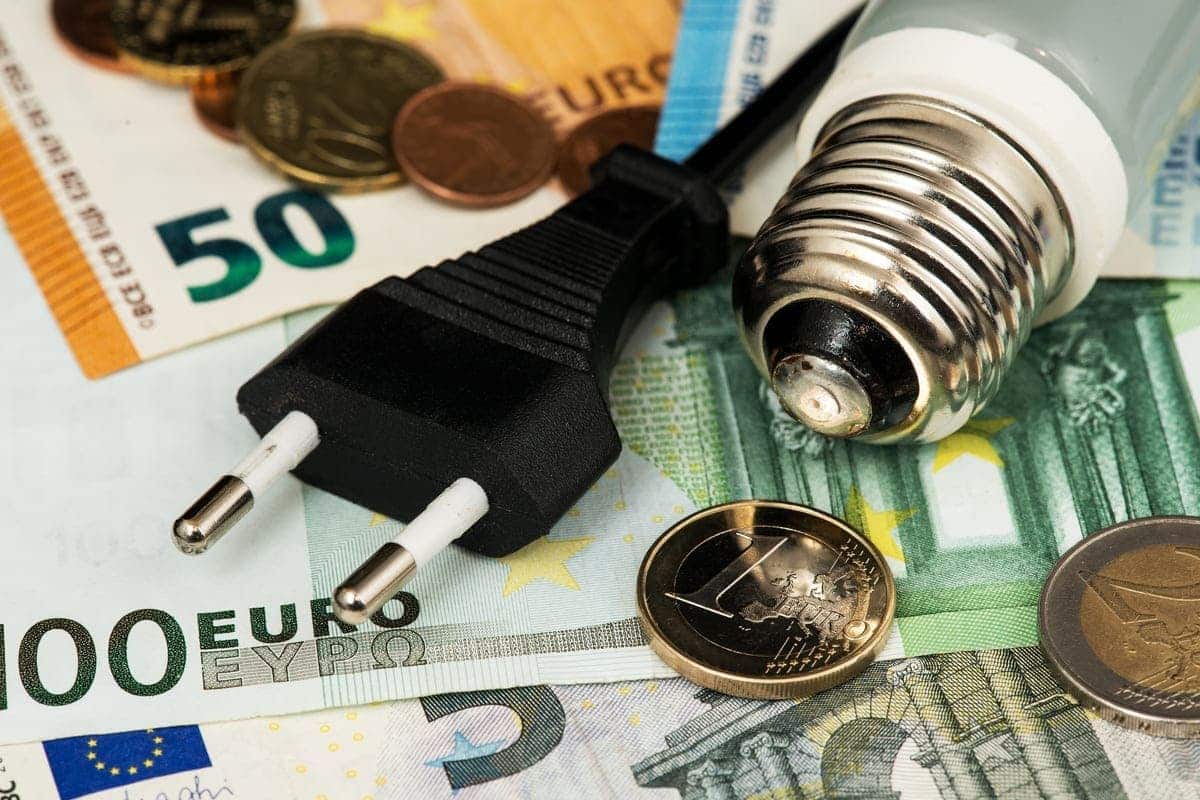 Faceți duș în timp ce spălați rufele și alte moduri de a crește factura la electricitate fără să vă dați seama