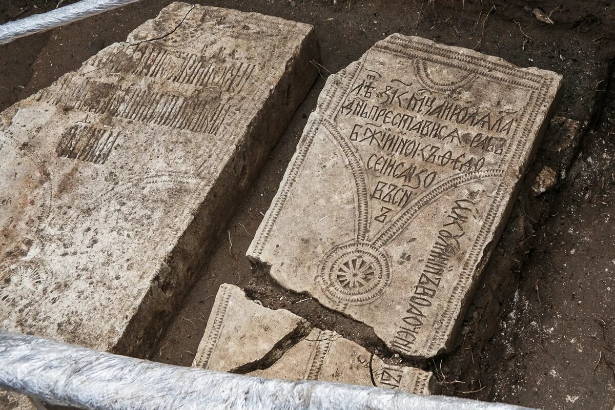 Descoperit sub o gelaterie din Polonia, cadavrul unui misterios cavaler medieval îngropat cu o mare lespede de calcar